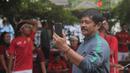 Pelatih Timnas U-19 Indonesia, Indra Sjafri memotret aksi anak asuhnya saat mengikuti lomba menyambut HUT RI ke-72 di Yogyakarta, (17/8/2017). Yogyakarta menjadi pilihan Timnas U-19 untuk melakukan TC. (Bola.com/Ronald Seger)