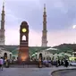 Suasana jemaah calon haji seluruh dunia memasuki pintu gerbang Masjid Nabawi, Kota Madinah, Arab Saudi menjelang petang. (LIputan6.com/Wawan Isab Rubiyanto)