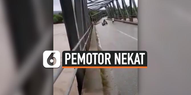 VIDEO: Pemotor Nekat Terobos Jembatan yang Nyaris Roboh, Nekat Banget