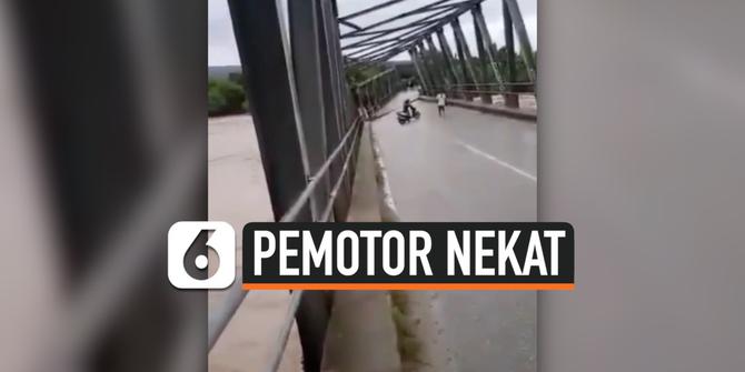VIDEO: Pemotor Nekat Terobos Jembatan yang Nyaris Roboh, Nekat Banget