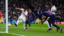 Pemain Real Madrid Eder Militao (kanan atas) mencetak gol bunuh diri melewati kipernya saat melawan Barcelona pada pertandingan sepak bola leg pertama semifinal Copa del Rey di Stadion Santiago Bernabeu, Madrid, Spanyol, 2 Maret 2023. Barcelona sukses megalahkan Real Madrid dengan skor 1-0 berkat gol bunuh diri Eder Militao. (AP Photo/Manu Fernandez)