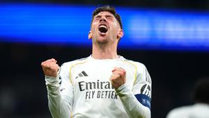 Pemain Real Madrid, Federico Valverde, merayakan gol yang dicetak ke gawang Manchester City pada laga leg pertama babak 16 besar Liga Champions di Stadion Santiago Bernabeu (12/3/2026). (AP Photo/Jose Breton)