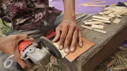 Perajin membuat bagian miniatur perahu yang terbuat dari bambu, Jawa Barat, Sabtu (9/7). Pelaku UKM mengeluh membutuhkan perhatian pemerintah untuk menyediakan jalur distribusi pemasaran baik di tanah air dan manca negara. (Liputan6.com/Gempur M Surya)