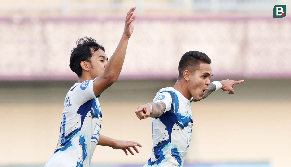 Pemain PSIS Semarang, Paulo Gali Freitas, melakukan selebrasi bersama Luthfi Kamal saat melawan Dewa United pada laga pekan kedelapan BRI Liga 1 2023/2024 di Stadion Indomilk Arena, Tangerang, Senin (14/8/2023). PSIS Semarang menang telak 4-1 atas Dewa United. (Bola.com/M Iqbal Ichsan)