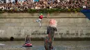 Seorang peserta melompat dari wahana terbang rakitannya saat festival olahraga Letfest di Muzeon Art Park, Moskow, Sabtu, 22 Agustus 2026. (Foto AP/Alexander Zemlianichenko)
