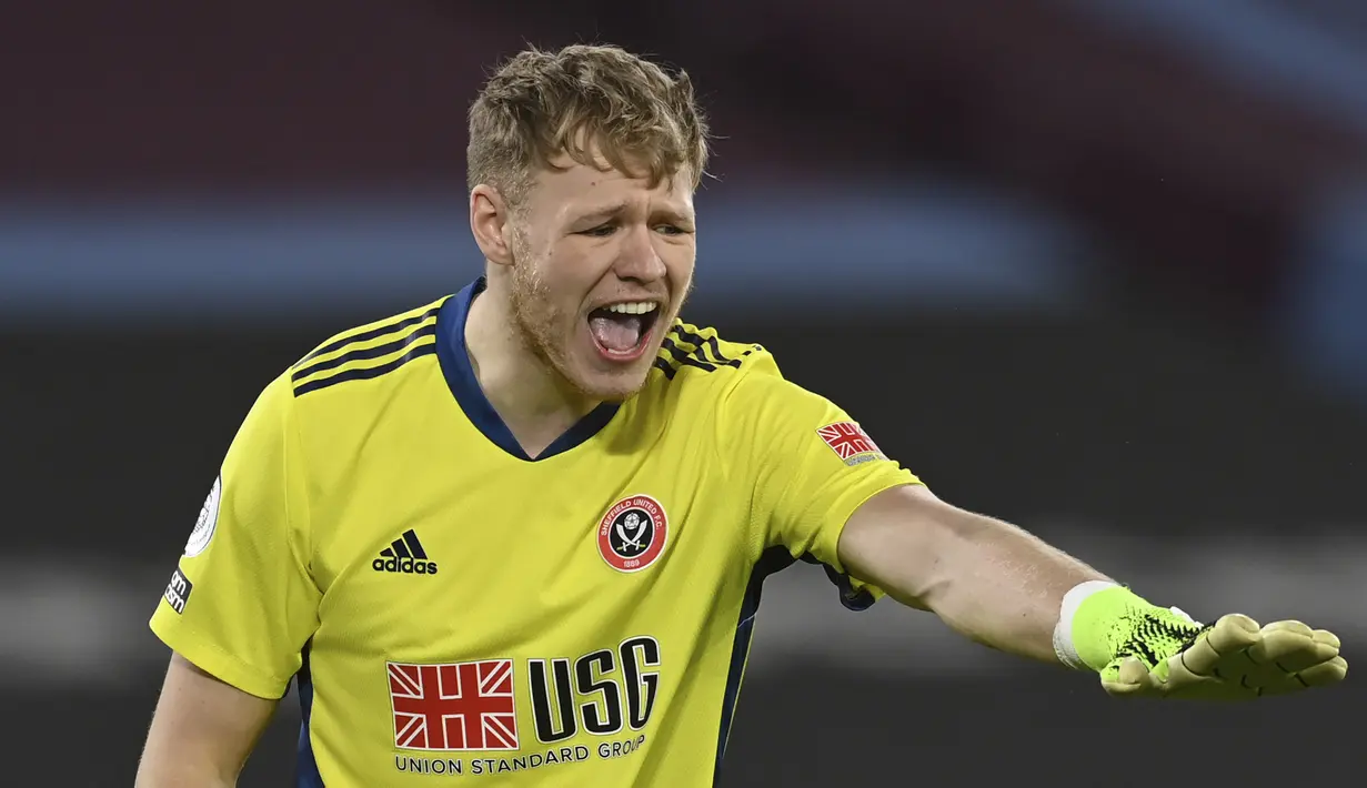 Kiper Sheffield United, Aaron Ramsdale berteriak kepada rekan-rekannya saat menghadapi West Ham United dalam laga lanjutan Liga Inggris 2020/21 pekan ke-24 di London Stadium, London, Senin (15/2/2021). Sheffield United kalah 0-3 dari West Ham. (AP/Glyn Kirk/Pool)