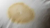 7 Cara Membersihkan Noda Bekas Keringat di Bantal, Jangan Langsung Dibuang