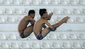 Pasangan atlet loncat indah, Andriyan (kanan) dan Adityo Restu Putra beraksi pada nomor menara synchro putra Kejurnas Akuatik 2026 di Stadion Akuatik Gelora Bung Karno, Senayan, Jakarta, Selasa (05/05/2026). (Bola.com/Bagaskara Lazuardi)