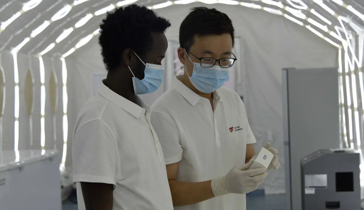 Pekerja asal China dan Ethiopia terlihat di pabrik alat uji COVID-19 milik BGI Ethiopia di kawasan industri Bole Lemi di pinggiran Addis Ababa, ibu kota Ethiopia, pada 22 September 2020. Jumlah kasus COVID-19 yang dikonfirmasi di Ethiopia telah melampaui 70 ribu orang. (Xinhua/Wang Shoubao)
