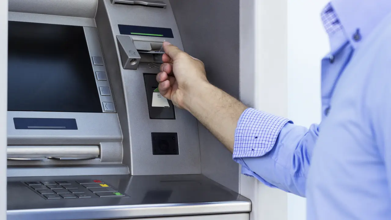 Pria Bodi Gede Dikira Mesin ATM, Bikin Kamu Ketawa Jungkir Balik!