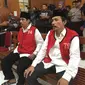 Mat Dasir dan Hariyono saat mendengarkan vonis di PN Surabaya, Jawa Timur, Kamis (23/6/2016). (Liputan6.com/Dian Kurniawan)