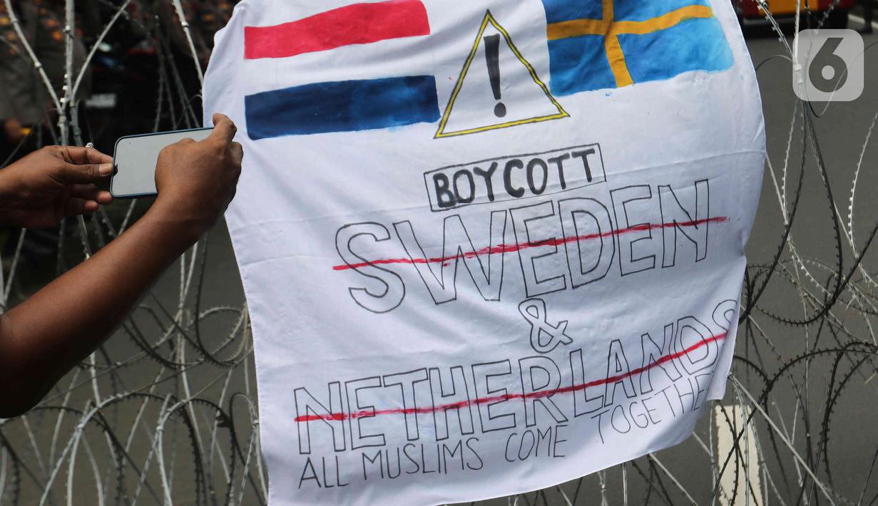 Massa Aksi Bela Al-Qur'an 301 menggeruduk Kedutaan Besar (Kedubes) Swedia di Kuningan, Jakarta Selatan, Senin (30/1/2023). Sejumlah pengunjuk rasa juga membentangkan beberapa bendera negara asing yaitu Belanda, Swedia, dan Denmark di jalan kemudian diinjak-injak oleh para demonstran.(Liputan6.com/Herman Zakharia)