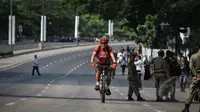 Seorang warga menggunakan sepeda untuk menuju kantornya di kawasan Bundaran HI, Jakarta, Rabu (22/4/2015). Sejumlah jalan utama di Jakarta ditutup total untuk sementara waktu terkait puncak Konferensi Asia-Afrika (KAA). (Liputan6.com/Faizal Fanani)