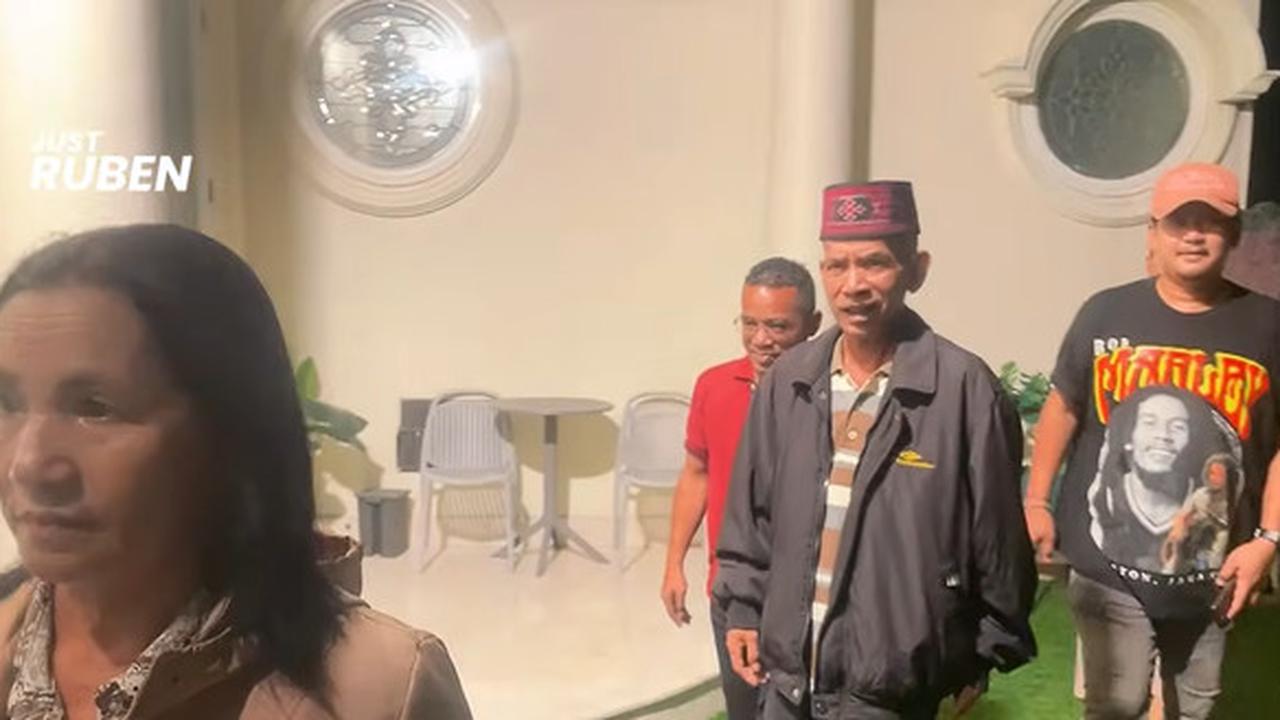 7 Potret Betrand Peto Bertemu Keluarga dari NTT, Sebut Rindu yang Terobati