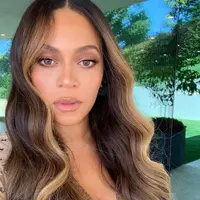 Rambut Highlight Blonde Beyonce (Instagram @beyonce)