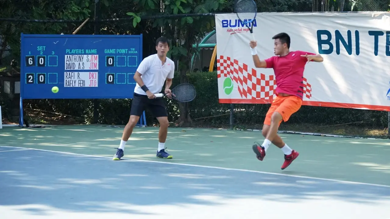 Ganda putra bersaudara unggulan pelatnas David Agung Susanto (kiri) dan Anthony Susanto (kanan) bertanding dalam gelaran BNI Tennis Open 2019 di Jakarta, Selasa (19 November 2019).