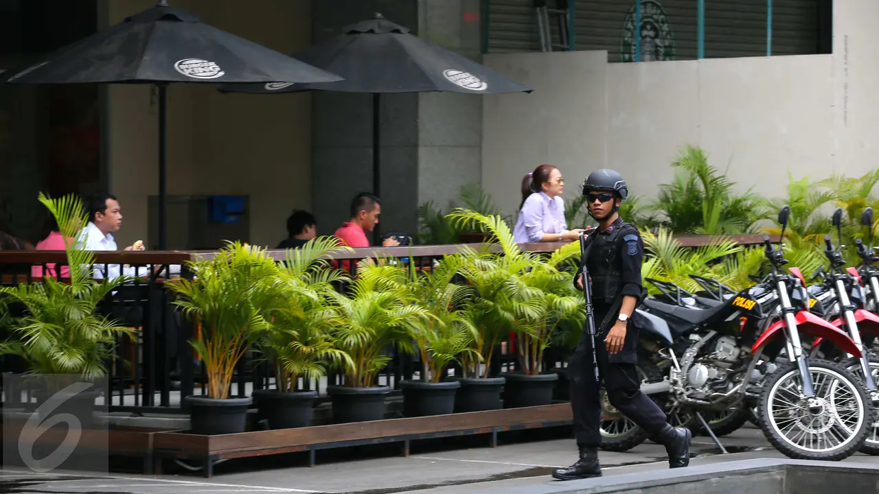 20160116-Polisi Bersenjata Lengkap Jaga Lokasi Ledakan Teror Jakarta