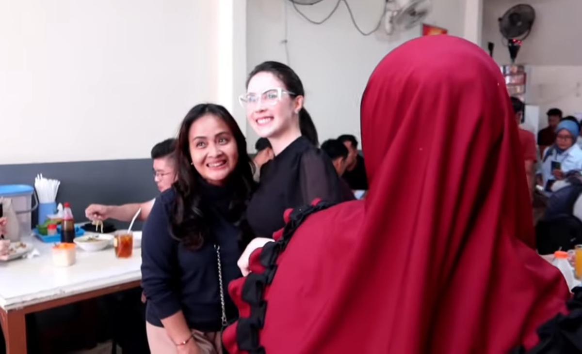 Potret Arumi Bachsin Blusukan Berburu Soto Legendaris, Ramah Diajak Foto Bareng Penggemar - Pulangnya Jajan Leker