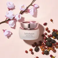 Rawat area sekitar mata dengan krim mata terbaru dari Sulwhasoo.