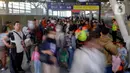 Penumpang menunggu kedatangan Kereta Rel Listrik (KRL) Commuterline di Stasiun Manggarai, Jakarta, Senin (29/4/2024). (Liputan6.com/Herman Zakharia)