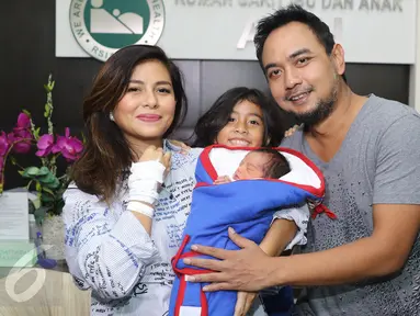 Bebi Romeo dan keluarga kecilnya berpose bersama anak ke 3 pada saat  jumpa pres kelahiran anak ke 3 mereka di kawasan Panglima Polim, Jakarta, Minggu (27/11). (Liputan6.com/Herman Zakharia)  