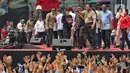 Hadir dalam perayaan Hari Buruh Internasional 2025, Presiden Prabowo sempat melepas kemeja sebagai bentuk dukungan kepada kaum buruh. (Liputan6.com/Angga Yuniar)