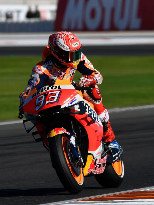 Pembalap Repsol Honda Marc Marquez memberi isyarat saat latihan bebas ketiga (FP3) MotoGP Valencia di Sirkuit Ricardo Tormo, Sabtu (16/11/2019). Marquez menempati posisi kedua pada FP3 MotoGP Valencia. (PIERRE-PHILIPPE MARCOU/AFP)
