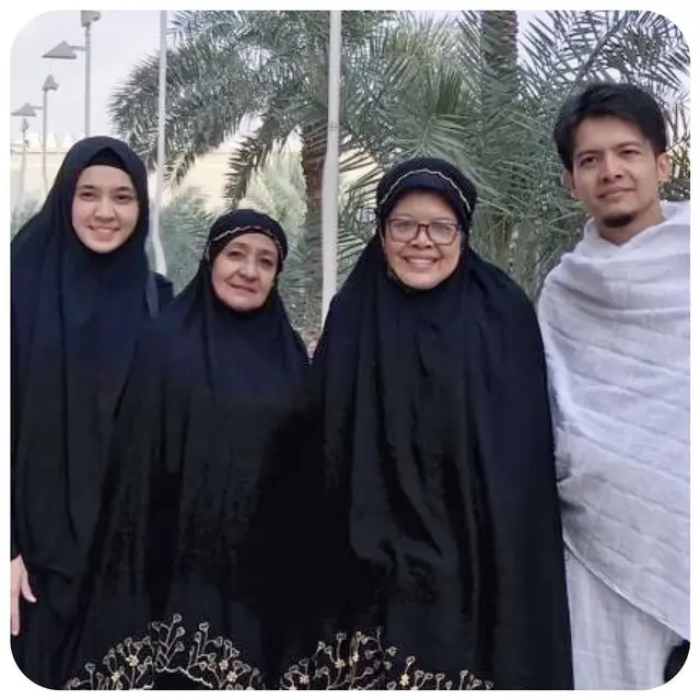 Perdana Puasa Sendiri, Ini 6 Kenangan Dhini Aminarti dan Dimas Seto Umroh Bareng