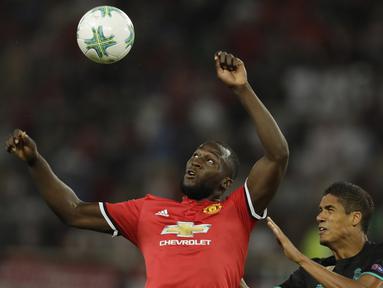 Bintang Manchester United, Romelu Lukaku (kiiri) menjadi salah satu kandidat top scorer Premier League 2017-2018, musim 2016-2017 bersama Everton Lukaku tampil 37 kali dengan mencetak 25 gol. (AP/Thanassis Stavrakis)