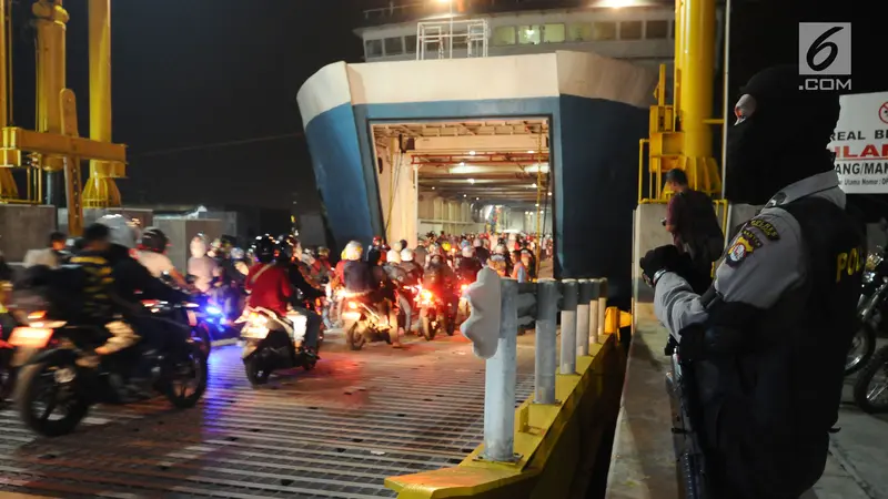 20170622-Dini Hari, Pemudik Bermotor Penuhi Pelabuhan Merak-Tebe