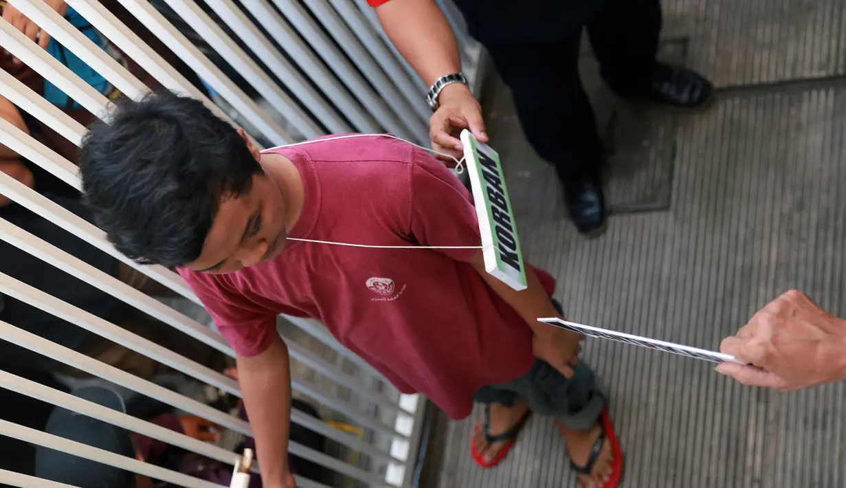 "Doakan saja ya," ucap Ipul, sebelum berangkat menjalani rekonstruksi di kediamannya, dari Polsek Kelapa Gading, Jakarta Utara, Kamis (17/3/2016). (Adrian Putra/Bintang.com)