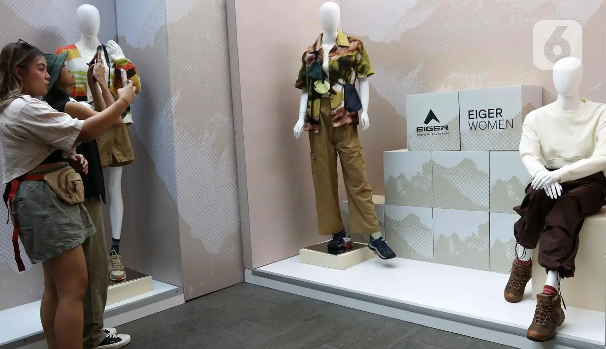 Pengunjung melihat koleksi terbaru Eiger Women di Jakarta, Kamis (31/8/2023). (Liputan6.com/Herman Zakharia)