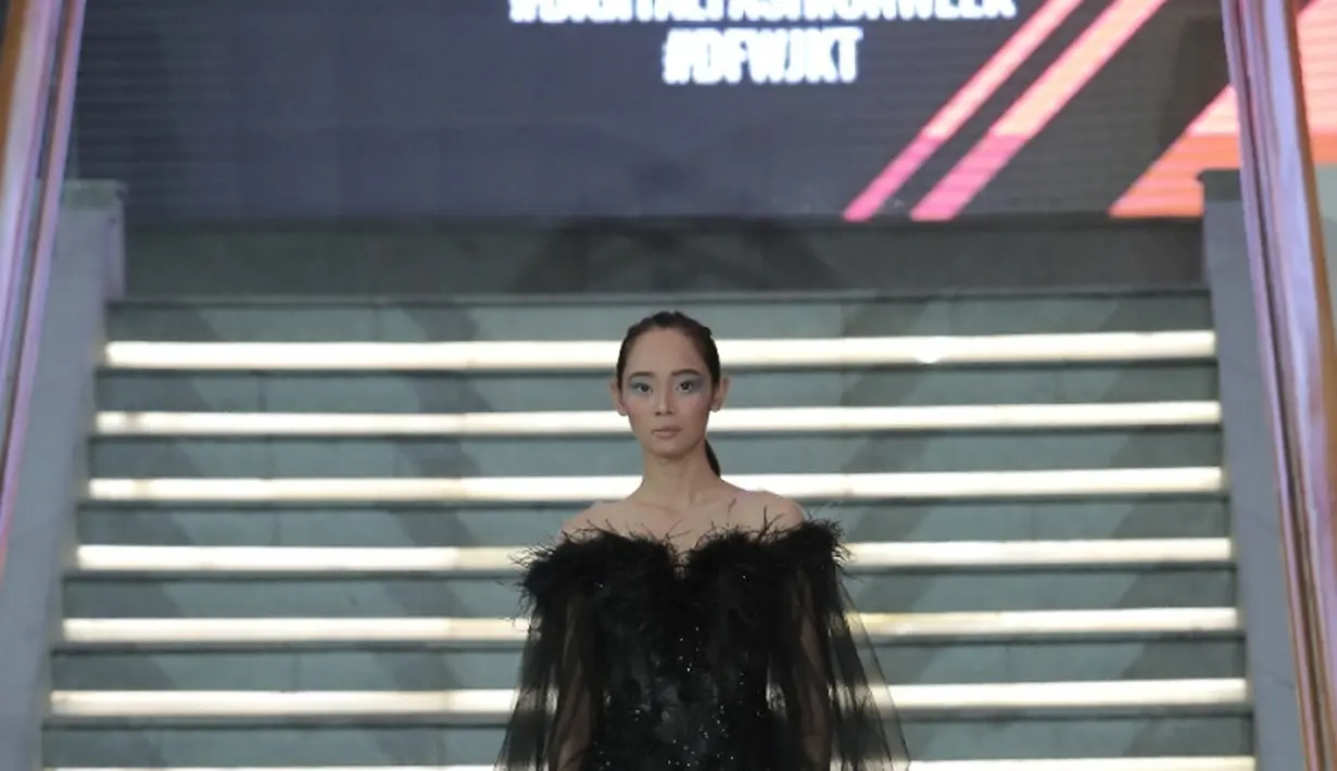 Koleksi "Reine de Passion" ini terinspirasi dari perjalanan Betty Tran ke Eropa pada tahun 2017. Credit to Digital Fashion Week #DFWjkt #digitalfashionweek.