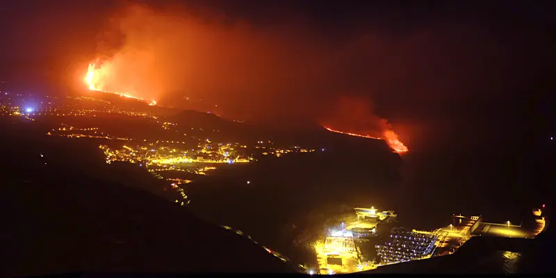 Lava dari gunung berapi mencapai laut di pulau Canary La Palma, Spanyol, Rabu (29/9/2021) dinihari. Lava merah panas dari gunung berapi Cumbre Vieja mencapai Samudra Atlantik, sembilan hari setelah mulai mengalir menuruni gunung. (AP Photo/Daniel Roca)