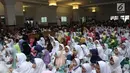 Sejumlah anak-anak yatim dan kaum dhuafa saat menghadiri acara Tanda Cinta bersama Princes Syahrini Ramadhan 1438 H di Masjid Az-Zikra, Sentul, Bogor, Minggu (18/6). (Liputan6.com/Herman Zakharia)