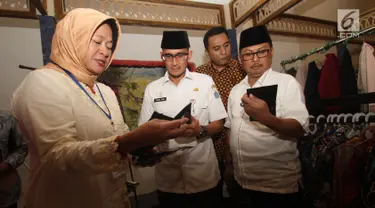 Wagub DKI Jakarta Sandiaga Uno didampingi CEO Kemang Village Reza Chatab meninjau booth pada pembukaan Bazaar  Ramadhan Week OK Oce Goes To Mall di Lippo Mal Kemang, Jakarta, Rabu (30/5) Kegiatan bekerjasama dengan UKM binaan OK OCE. (Liputan6.com)