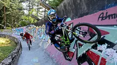 Sejumlah freestyler sepeda saat asyik memacu sepedanya di jalur luge atau olahraga seluncur di Bosnia dan Herzegovina , Jumat (8/8/2015). Tempat ini dulunya adalah lokasi digelarnya Olimpiade Musim Dingin 1984. (Reuters/Dado Ruvic)