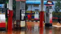 Banjir yang merendam SPBU di Jl Raya Ujung Berung, Bandung, Jabar, Selasa (29/12). Banjir tersebut akibat hujan deras yang mengguyur Kota Bandung selama 3 Jam.(Antara)