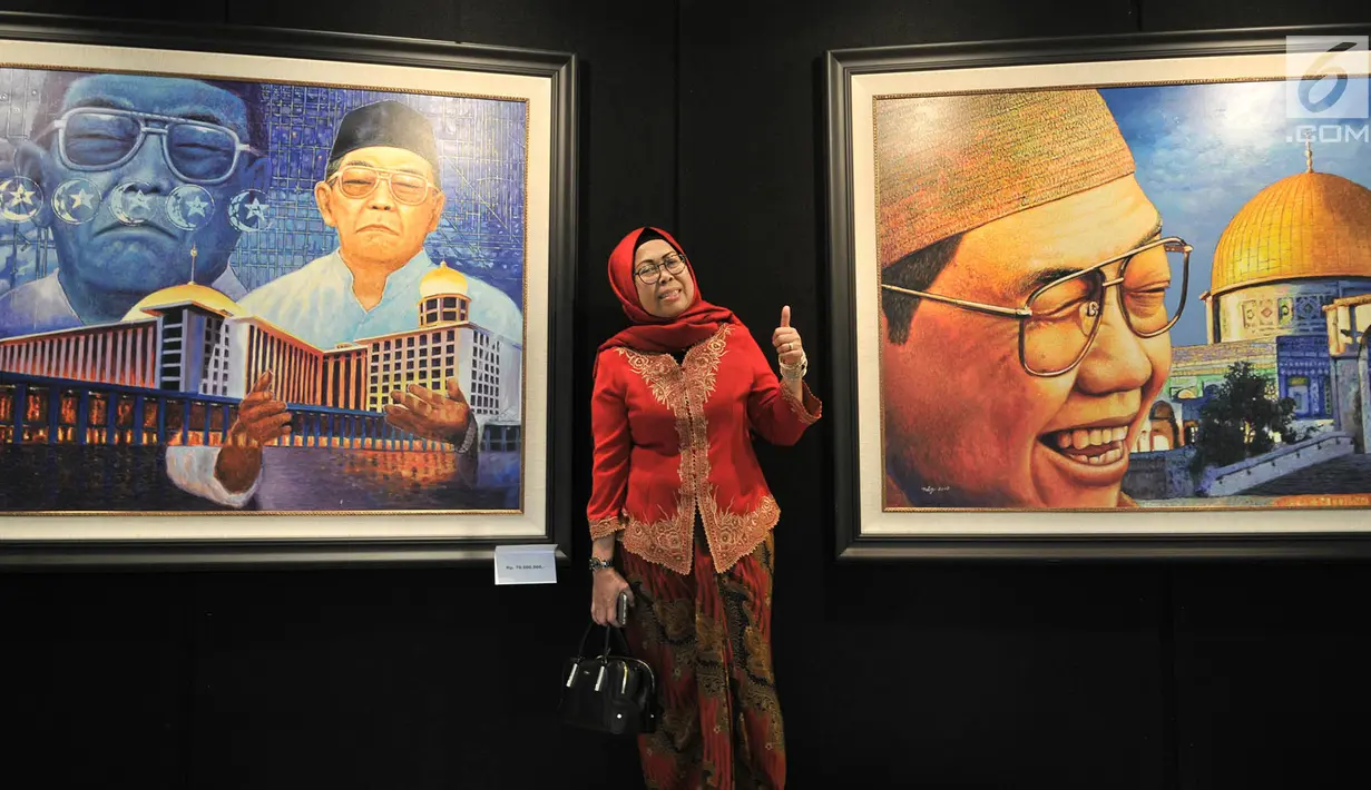 Pelukis Nabila Dewi Gayatri berpose di antara dua karyanya yang dipamerkan dalam "Sang Maha Guru" di Jakarta, Kamis (22/11). Pameran ini menampilkan 29 lukisan yang  menggambarkan sosok KH Abdurrahman Wahid atau Gus Dur. (Merdeka.com/Iqbal Nugroho)
