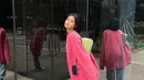 Belakangan kerap muncul di layar kaca, gaya Melati pun kerap menuai sorotan. Dalam media sosial Instagramnya, ia pun kerap bagikan berbagai potretnya yang stylish dengan gaya OOTD. Baik itu mengenakan sweeter oversize hingga berbagai outfit yang dipadukan dengan celana denim. (Liputan6.com/IG/@melati.sesilia)