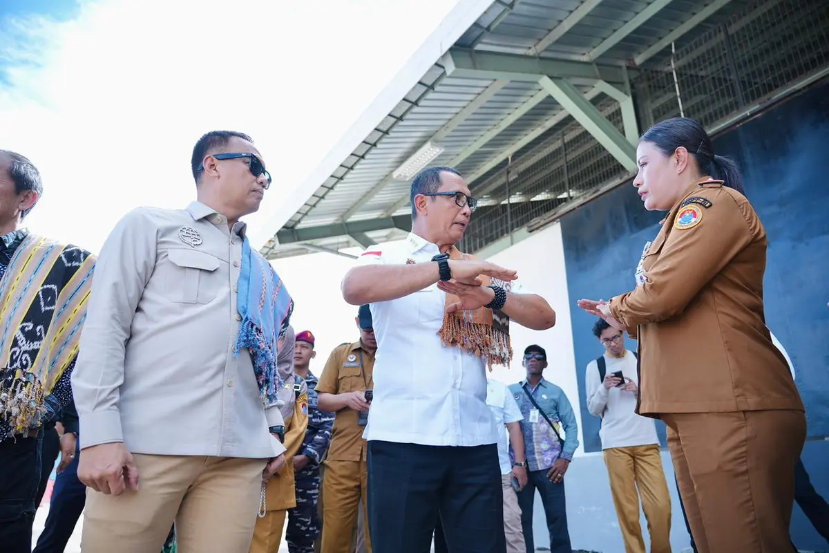 Sekretaris Badan Nasional Pengelola Perbatasan (BNPP) RI, Komjen Pol. Makhruzi Rahman, bersama Direktur Jenderal Perhubungan Darat Kementerian Perhubungan, Irjen Pol. (Purn.) Aan Suhanan, meninjau langsung kesiapan operasional Terminal Barang Internasiona