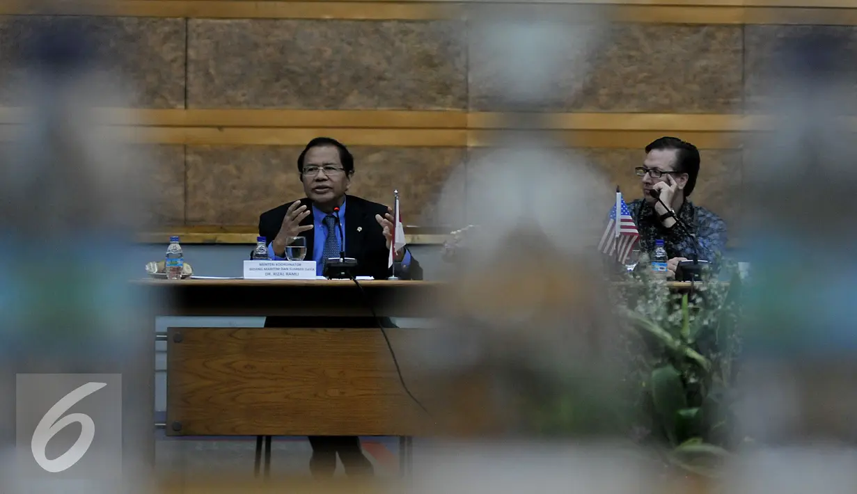 Menko Kemaritiman, Rizal Ramli (kiri) memberikan keterangan di BPPT, Jakarta, Kamis, (12/11). Sebanyak 30 orang delegasi dari 27 perusahaan mendiskusikan topik - topik Implementasi paket - paket kebijakan Pemerintah. (Liputan6.com/Johan Tallo)