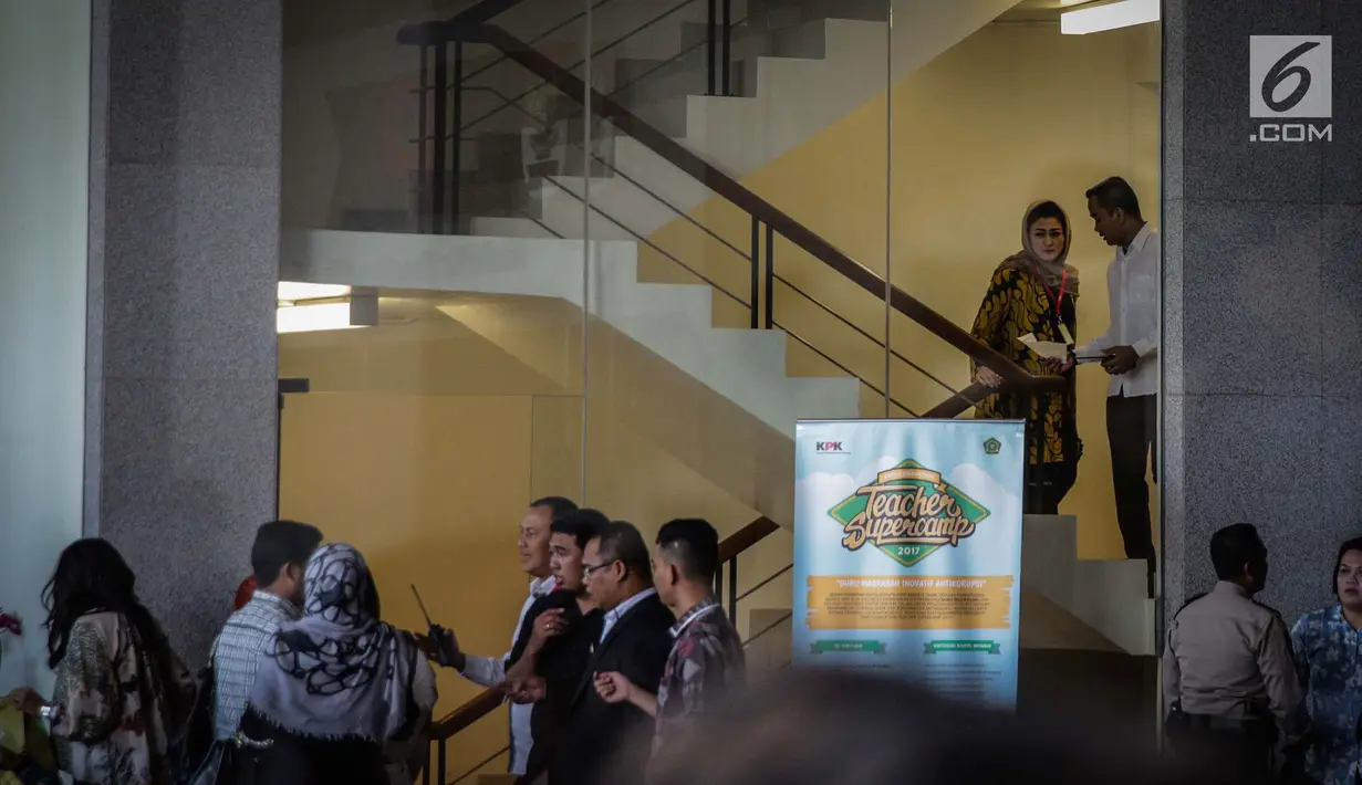 Istri Ketua DPR Setya Novanto, Deisti Astriani Tagor berbincang sebelum memasuki ruang pemeriksaan di Gedung KPK, Jakarta, Senin (20/11). Deisti dipanggil untuk menjadi saksi kasus e-KTP yang menjerat suaminya. (Liputan6.com/Faizal Fanani)