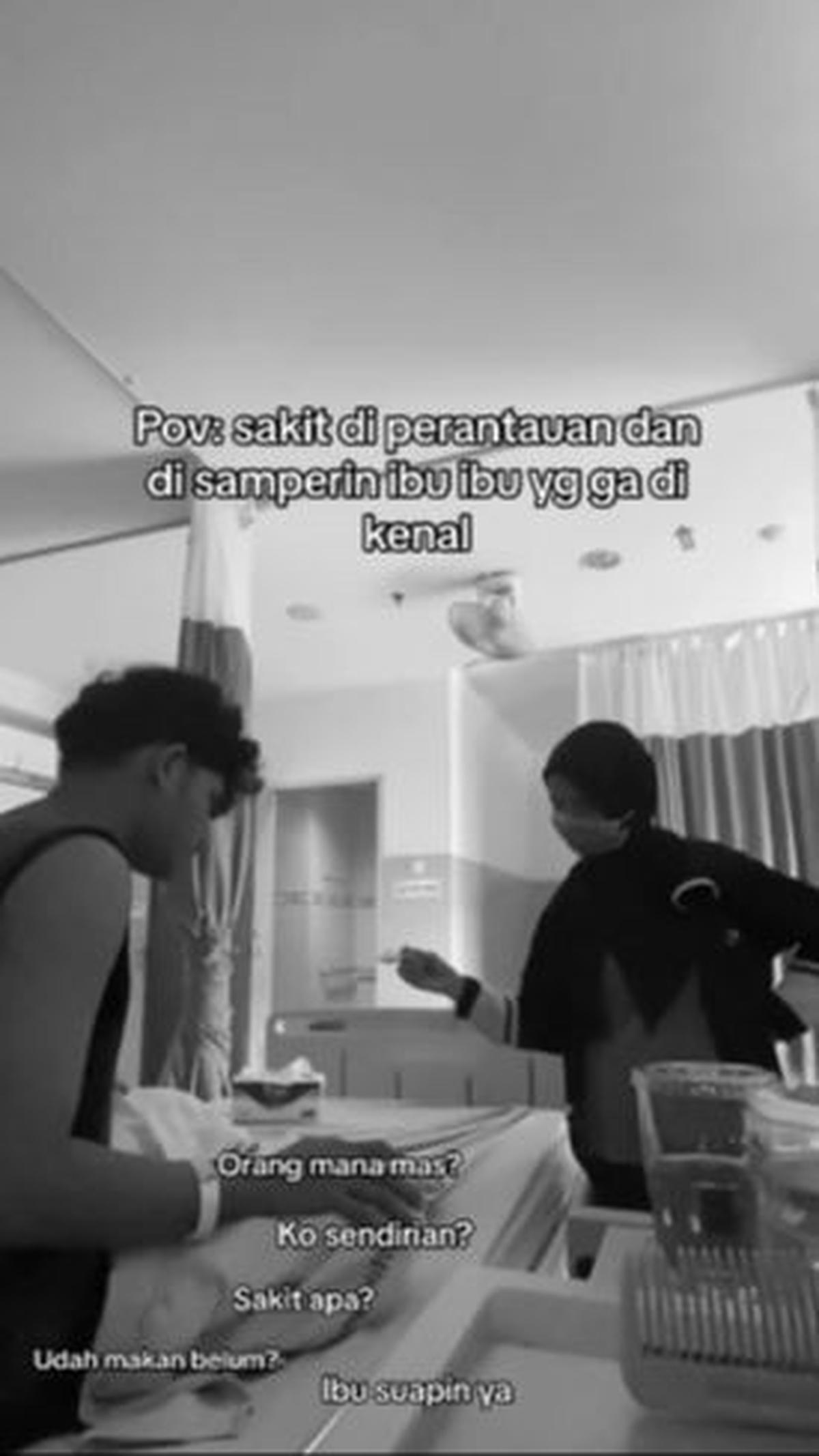 Dengan penuh kasih sayang, Ibu-Ibu ini terus menyuapinya hingga semua makanan tandas tak bersisa. <br>