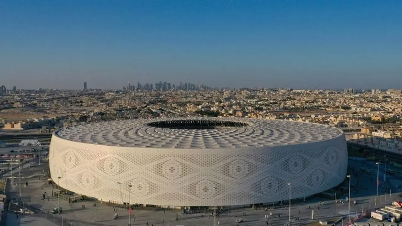 Pemandangan Stadion Al-Thumama di ibu kota Doha (Foto: AFP)