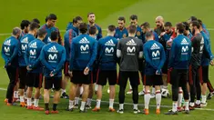 Pemain Spanyol saat mengikuti sesi latihan di stadion Wanda Metropolitano di Madrid, (26/3). Spanyol akan memainkan pertandingan sepak bola persahabatan internasional melawan Argentina pada Rabu (28/3) dini hari. (AP Photo / Francisco Seco)