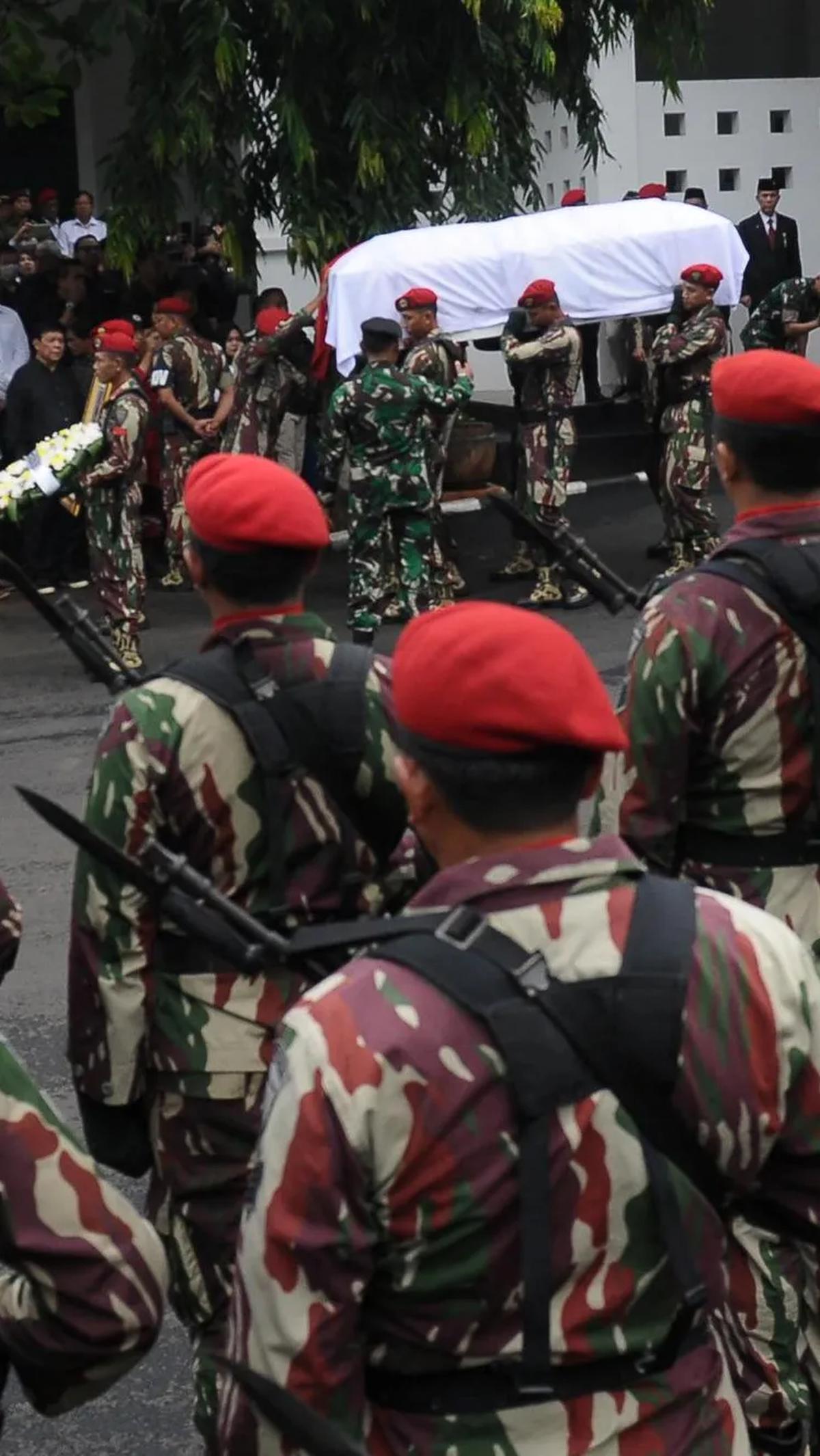 Prosesi persemayaman jenazah Letjen TNI Purn Doni Monardo dilakukan dengan upacara pelepasan jenazah secara militer.
