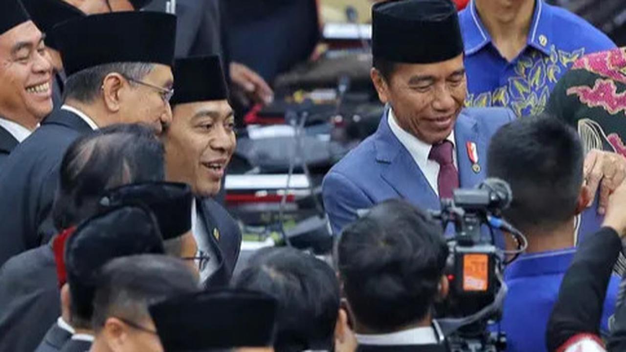 VIDEO: Resmi Dilantik, Momen Komeng Kaget Diajak Selfie Bareng Presiden Jokowi