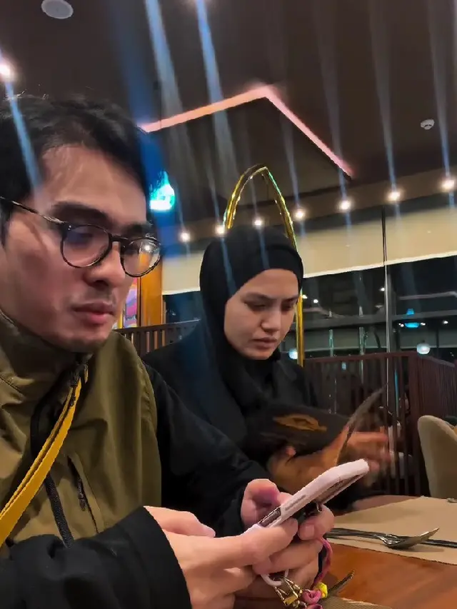 Momen Ricky Harun Kesal Lihat Istri Pegang Menu Tapi Gak Pesen (credit: instagram/rickyharun)