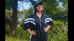 Untuk mengenang peran ikoniknya itu, Kajol pun kembali berdandan ala Anjali pada masa kuliah. Aktris 49 tahun itu tampil sporty dengan tracksuit hitam dan topi warna senada. Tidak hanya itu, ia juga memperlihatkan potongan rambut pendek khas Anjali. (Liputan6.com/IG/@kajol)